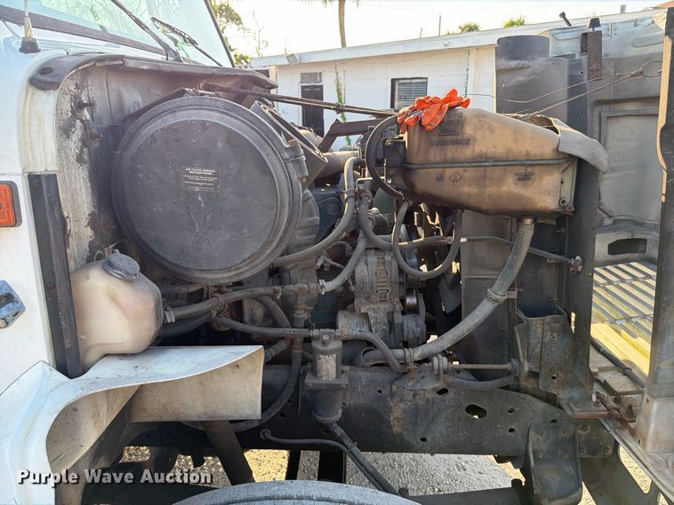 image for item DV7312 2000 International 4900 vacuum truck