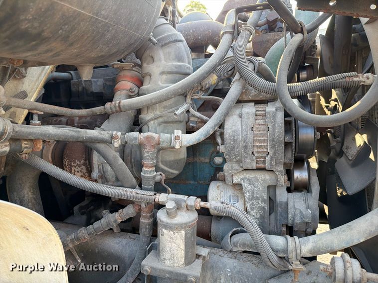 image for item DV7312 2000 International 4900 vacuum truck