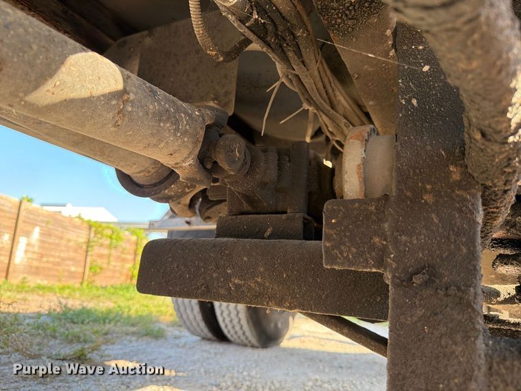 image for item DV7312 2000 International 4900 vacuum truck