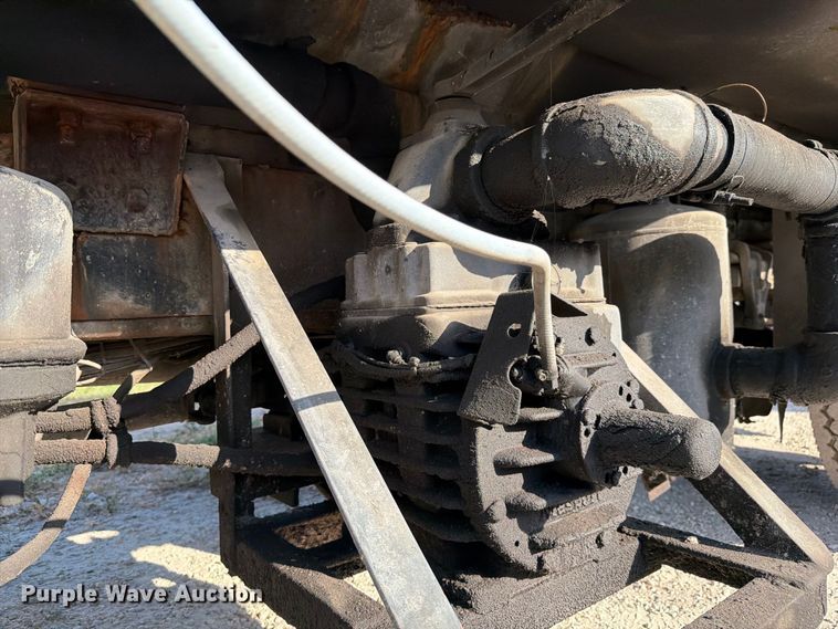 image for item DV7312 2000 International 4900 vacuum truck