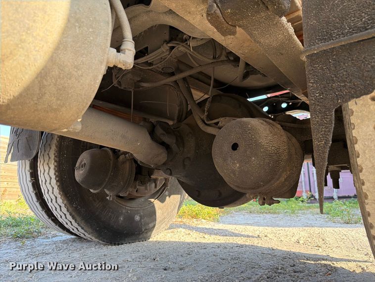 image for item DV7312 2000 International 4900 vacuum truck