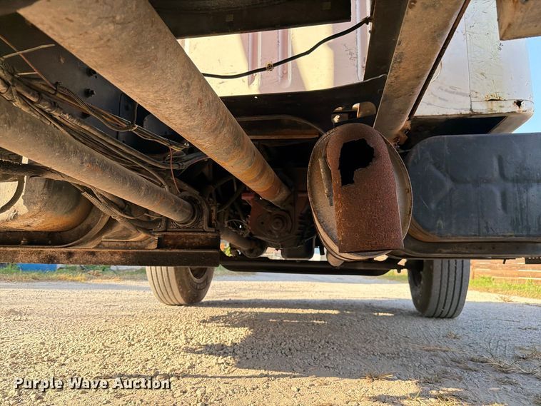 image for item DV7312 2000 International 4900 vacuum truck