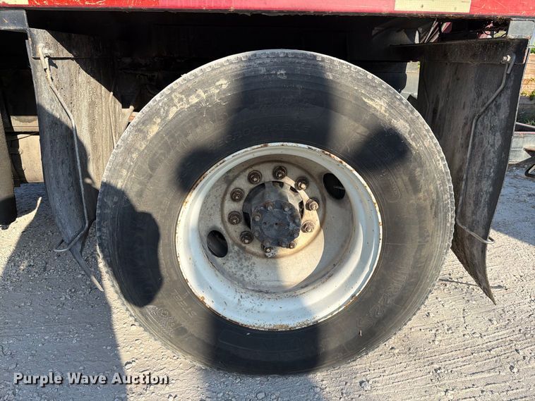 image for item DV7312 2000 International 4900 vacuum truck