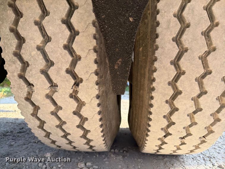 image for item DV7312 2000 International 4900 vacuum truck