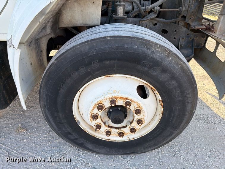 image for item DV7312 2000 International 4900 vacuum truck