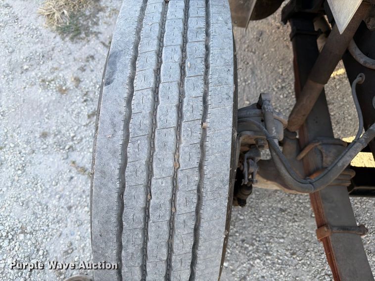 image for item DV7312 2000 International 4900 vacuum truck