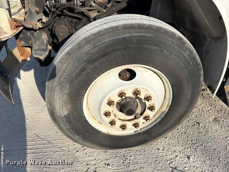 image for item DV7312 2000 International 4900 vacuum truck