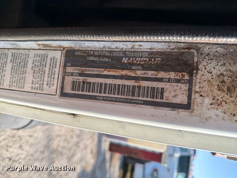 image for item DV7312 2000 International 4900 vacuum truck