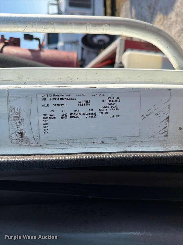 image for item DV7312 2000 International 4900 vacuum truck