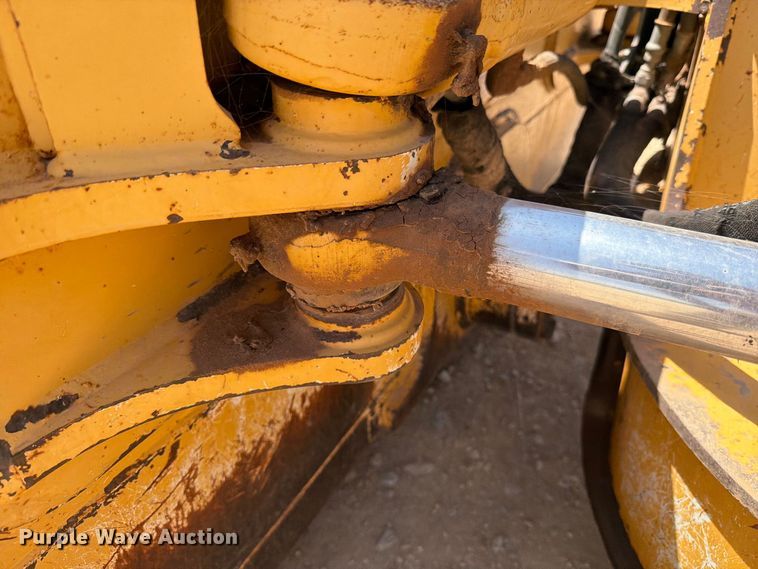 image for item DV8617 2007 John Deere 700J xlt dozer