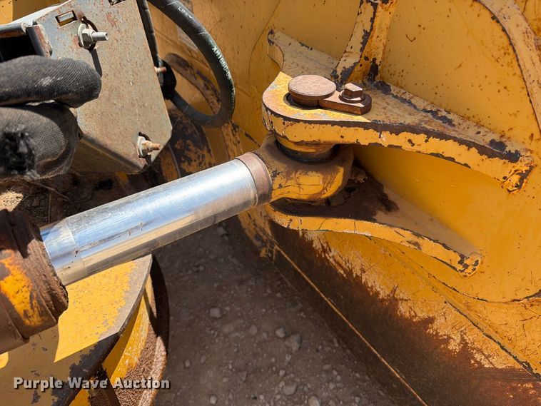 image for item DV8617 2007 John Deere 700J xlt dozer