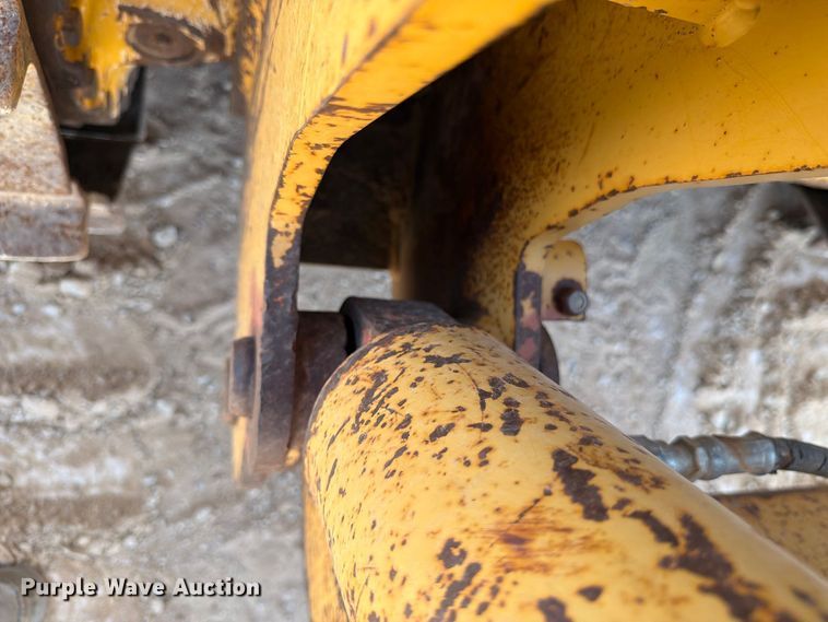 image for item DV8617 2007 John Deere 700J xlt dozer
