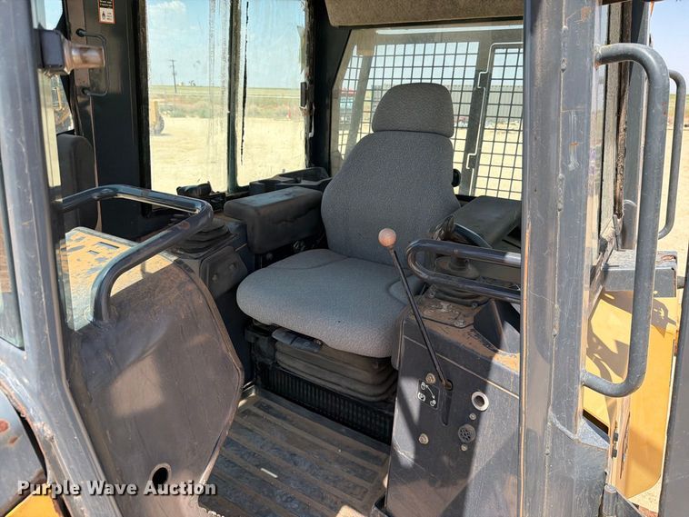 image for item DV8617 2007 John Deere 700J xlt dozer