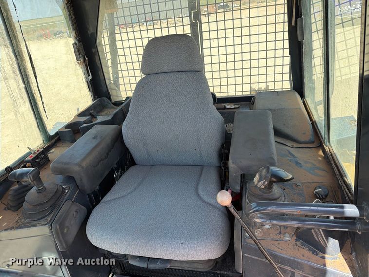 image for item DV8617 2007 John Deere 700J xlt dozer