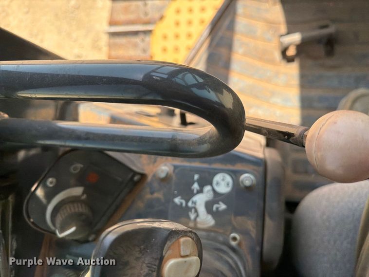 image for item DV8617 2007 John Deere 700J xlt dozer