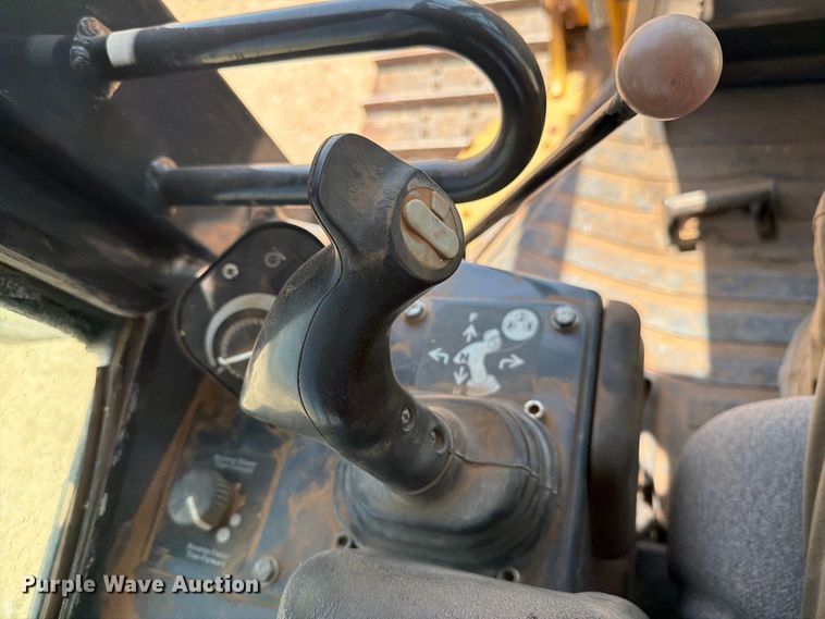 image for item DV8617 2007 John Deere 700J xlt dozer