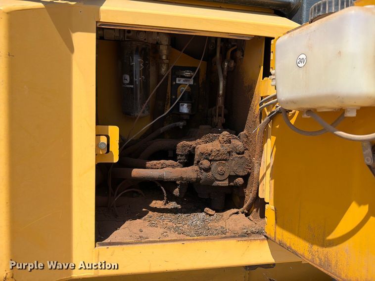 image for item DV8617 2007 John Deere 700J xlt dozer