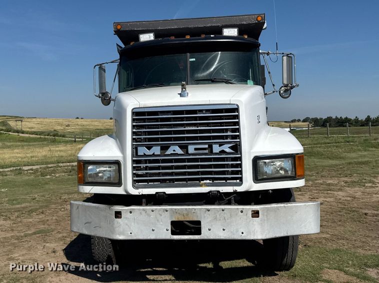 image for item DY3253 1997 Mack CH613 dump truck