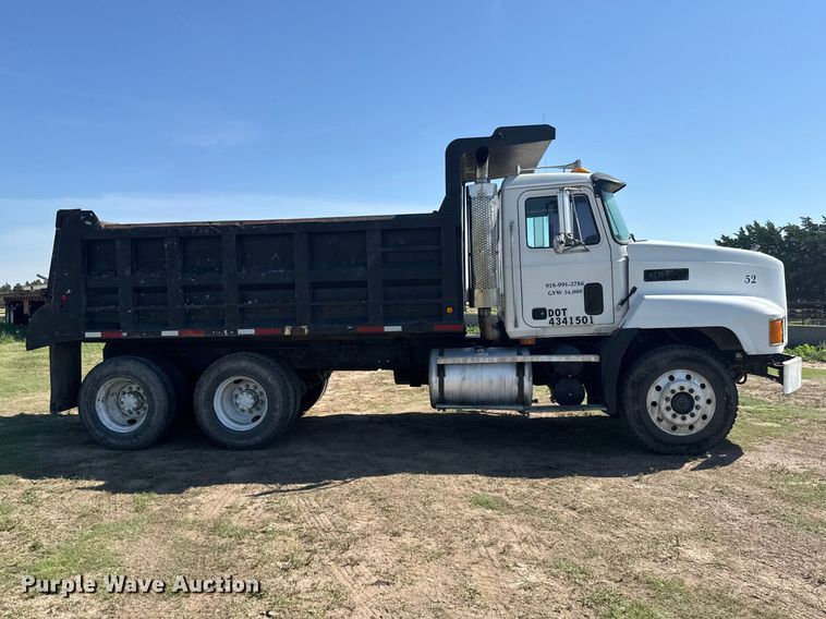 image for item DY3253 1997 Mack CH613 dump truck