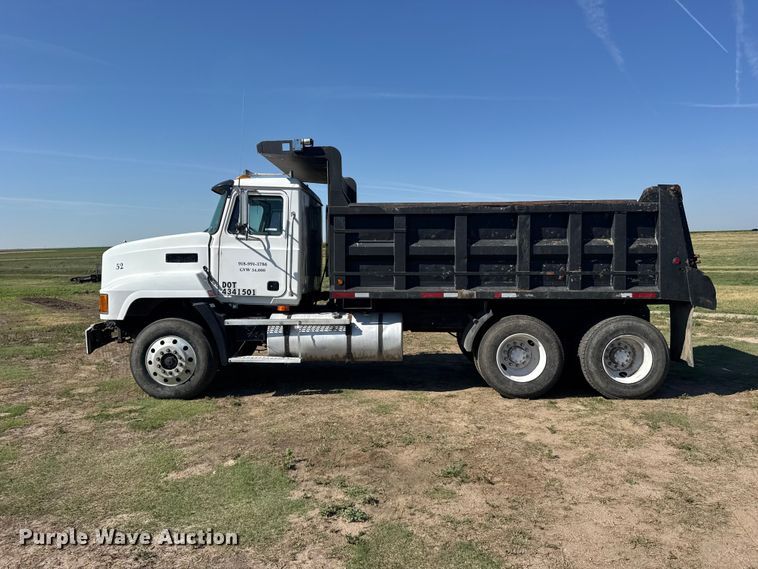 image for item DY3253 1997 Mack CH613 dump truck
