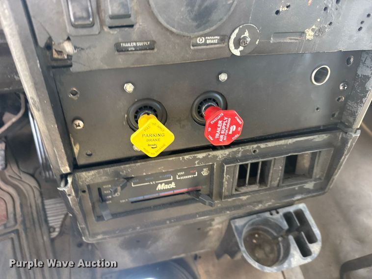 image for item DY3253 1997 Mack CH613 dump truck