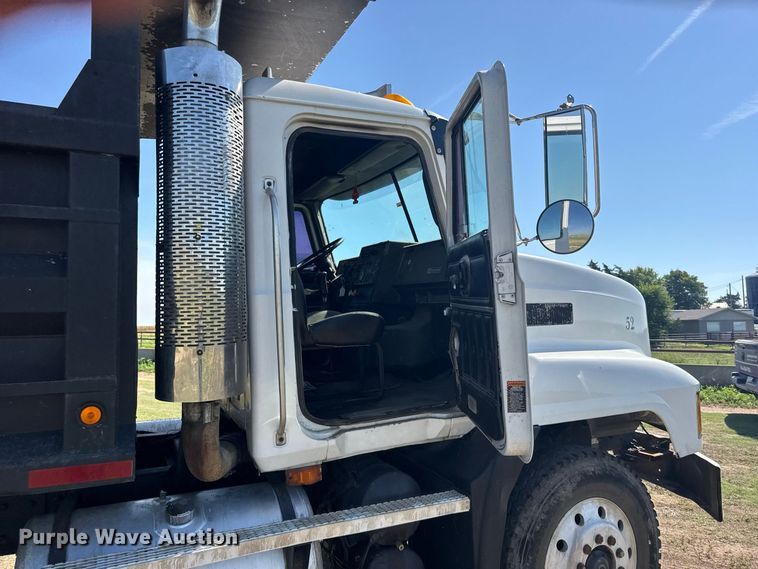 image for item DY3253 1997 Mack CH613 dump truck