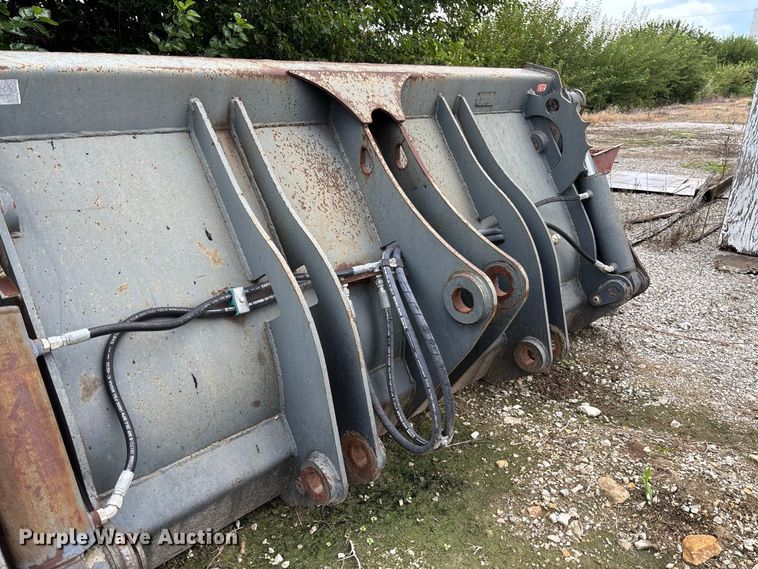 image for item DZ4637 Martin 4-in-1 wheel loader bucket