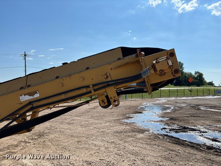 image for item DZ4685 2005 Screen Machine 621T trommel screen