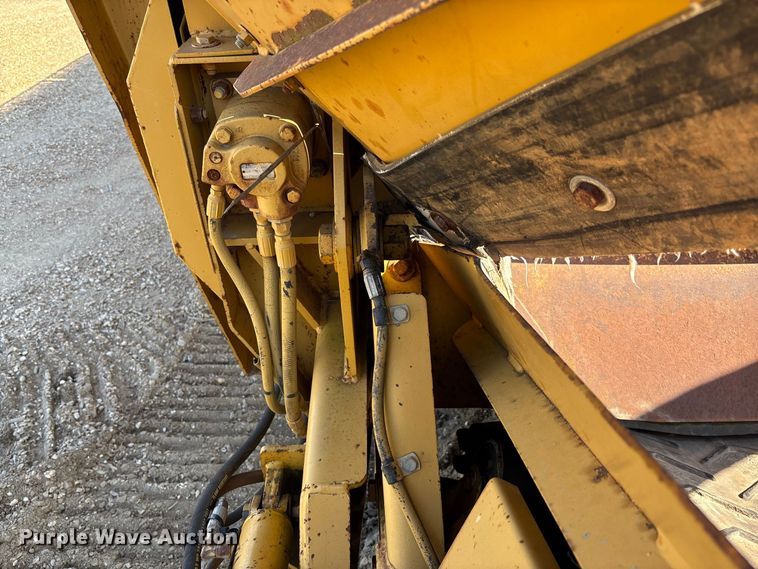 image for item DZ4685 2005 Screen Machine 621T trommel screen