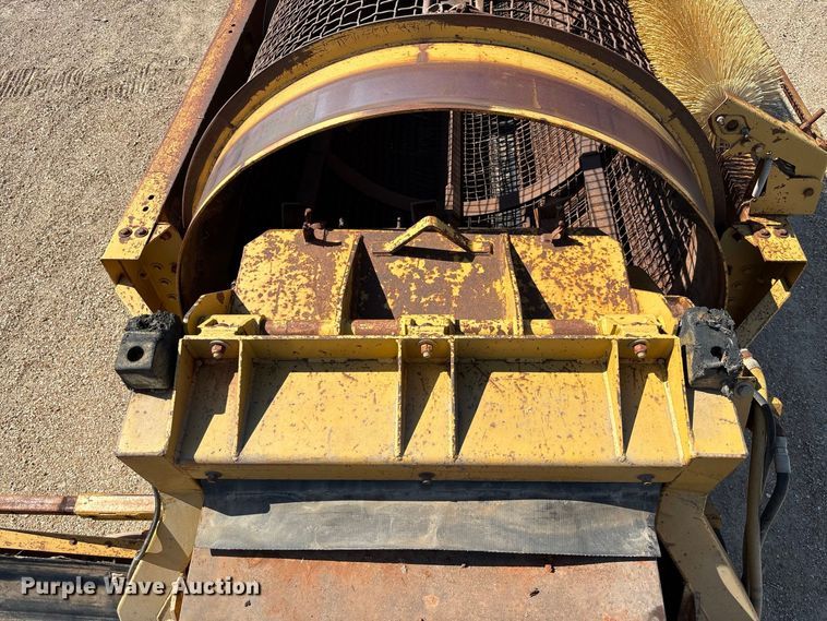 image for item DZ4685 2005 Screen Machine 621T trommel screen