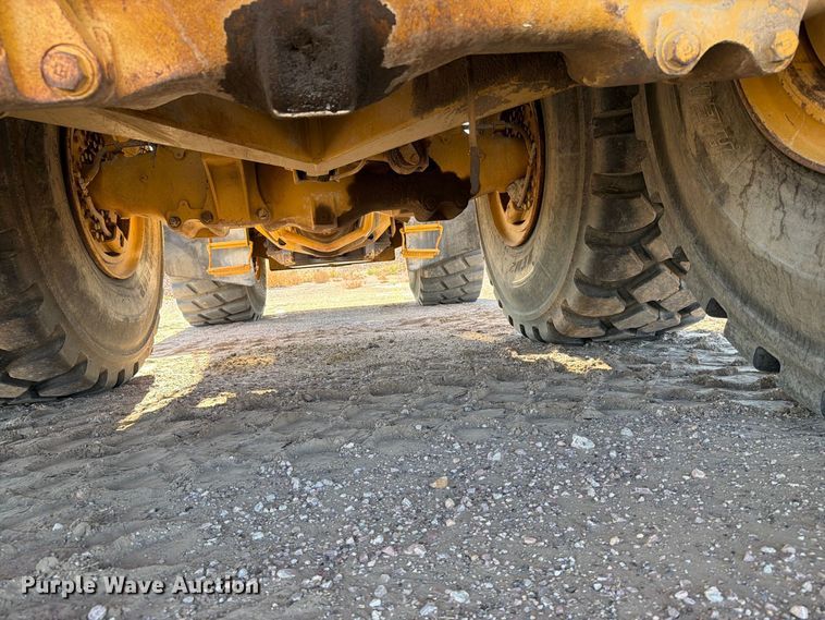 image for item EA0435 1999 Caterpillar D400E articulated haul truck
