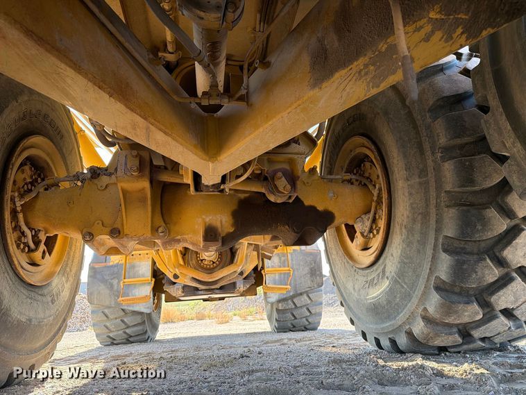 image for item EA0435 1999 Caterpillar D400E articulated haul truck