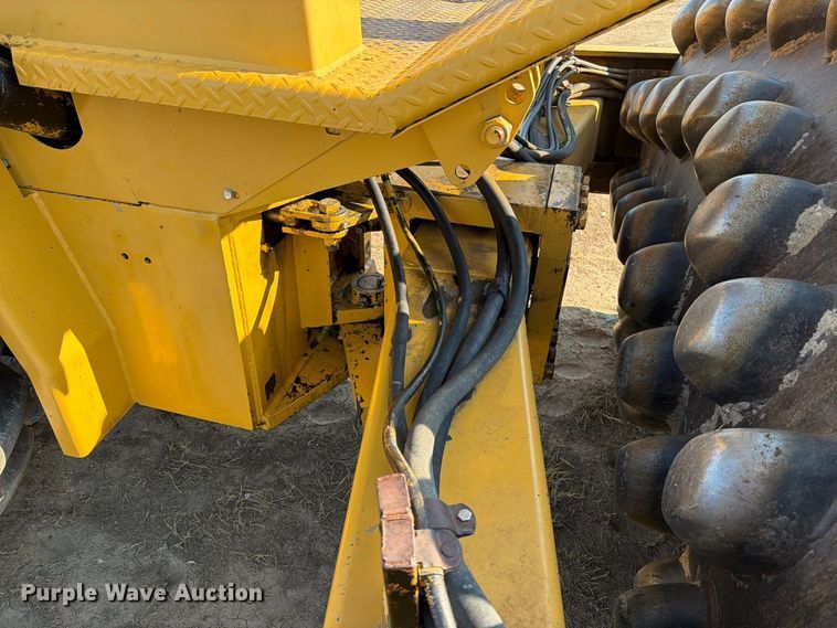 image for item EA0439 1992 Caterpillar CP563 single drum roller