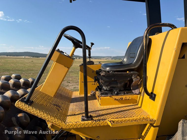 image for item EA0439 1992 Caterpillar CP563 single drum roller