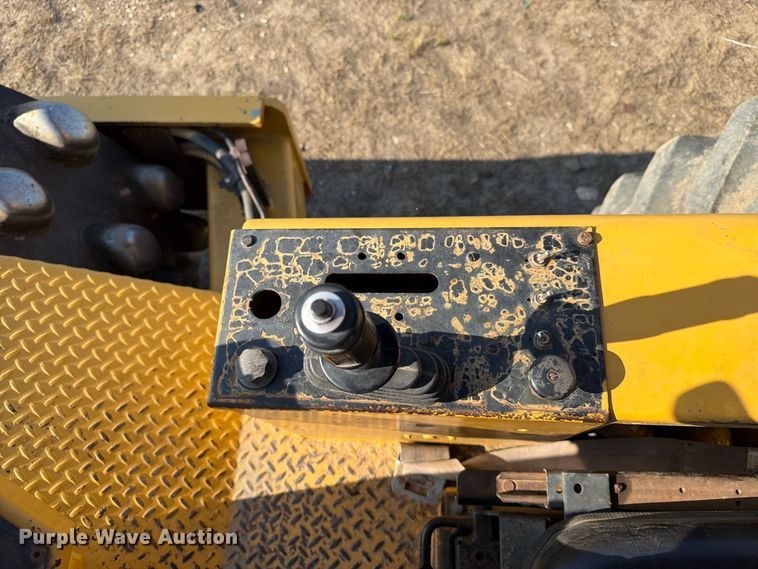 image for item EA0439 1992 Caterpillar CP563 single drum roller