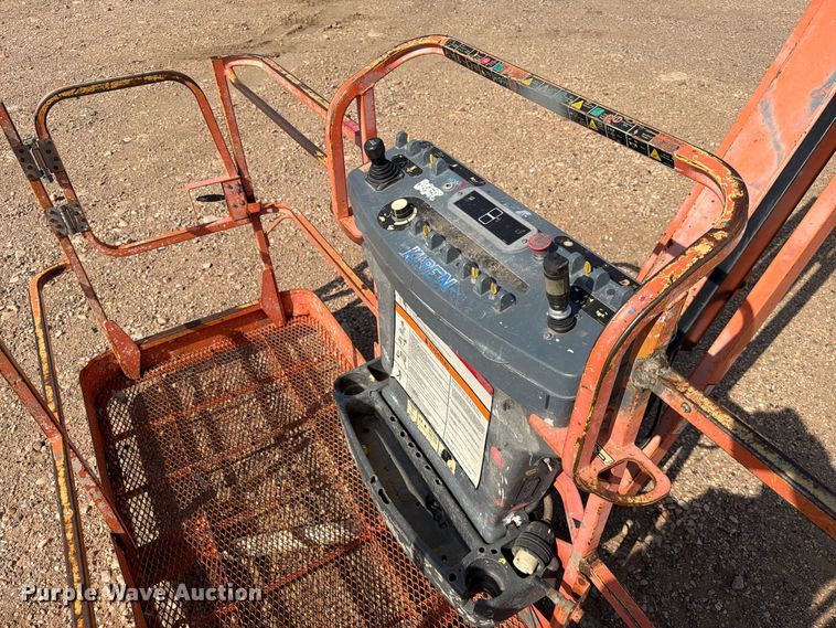 image for item EA0442 2006 JLG 660SJ boom lift