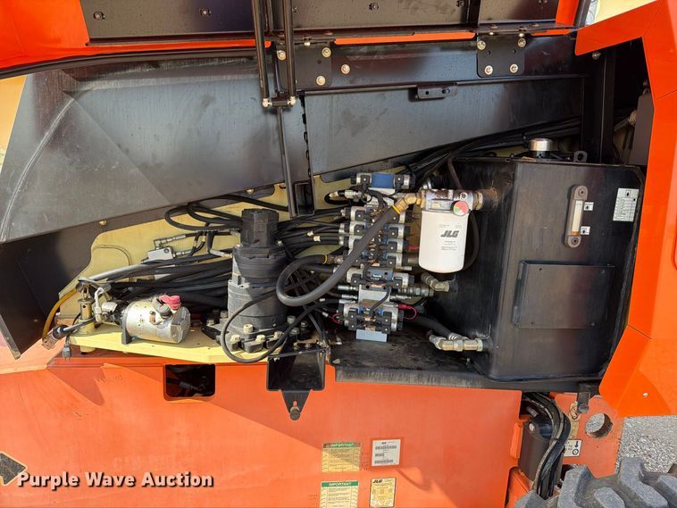 image for item EA0442 2006 JLG 660SJ boom lift