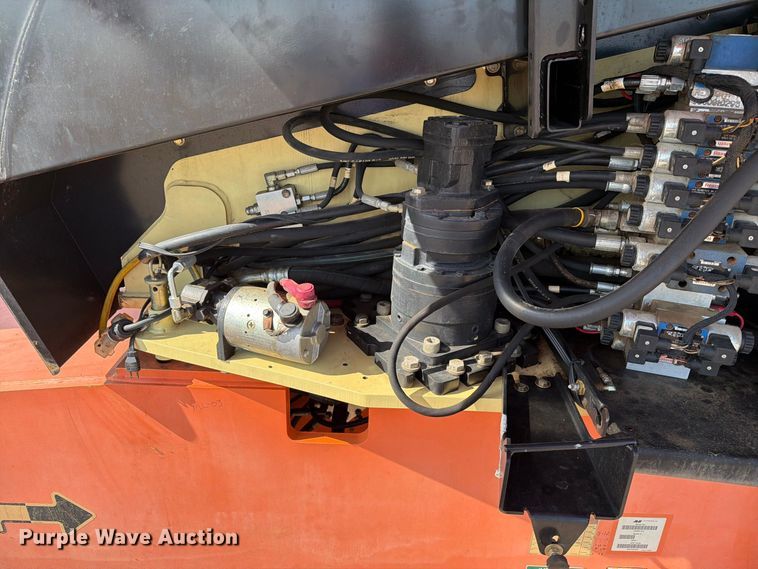 image for item EA0442 2006 JLG 660SJ boom lift
