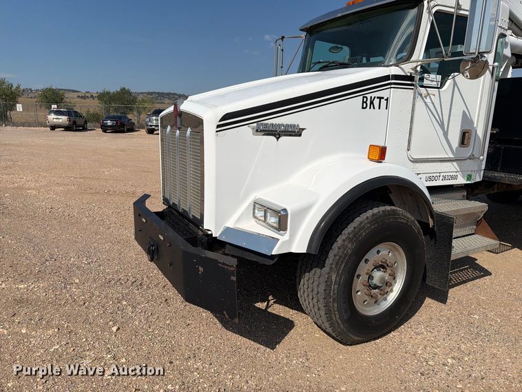 image for item EA0443 1997 Kenworth T800 bucket truck