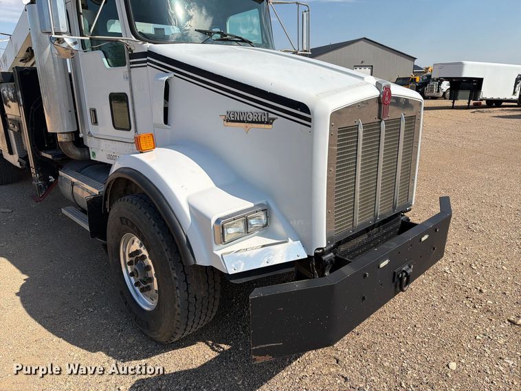 image for item EA0443 1997 Kenworth T800 bucket truck