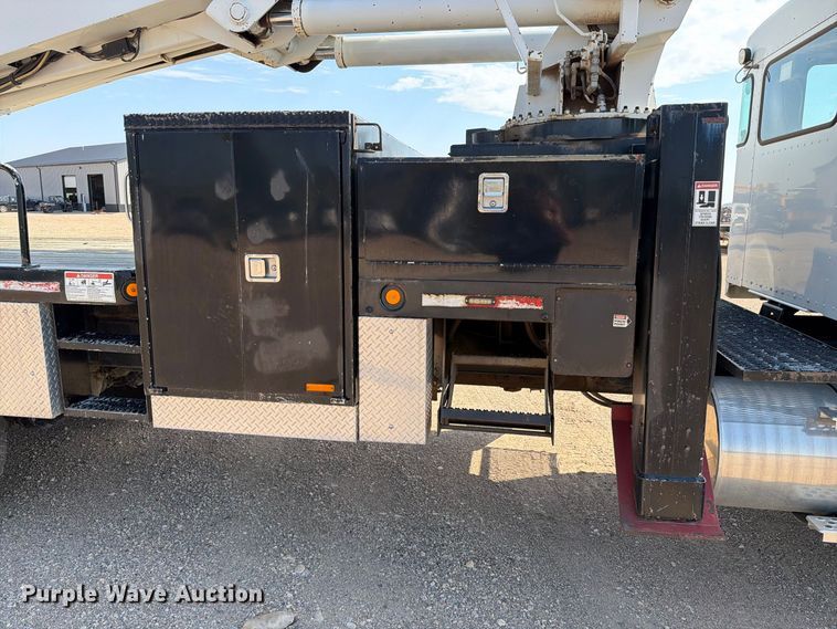 image for item EA0443 1997 Kenworth T800 bucket truck