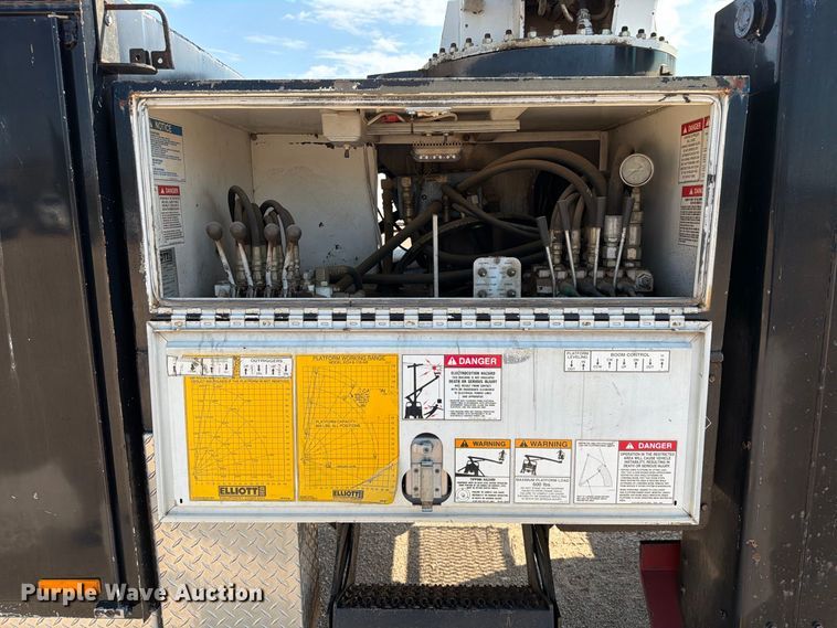 image for item EA0443 1997 Kenworth T800 bucket truck
