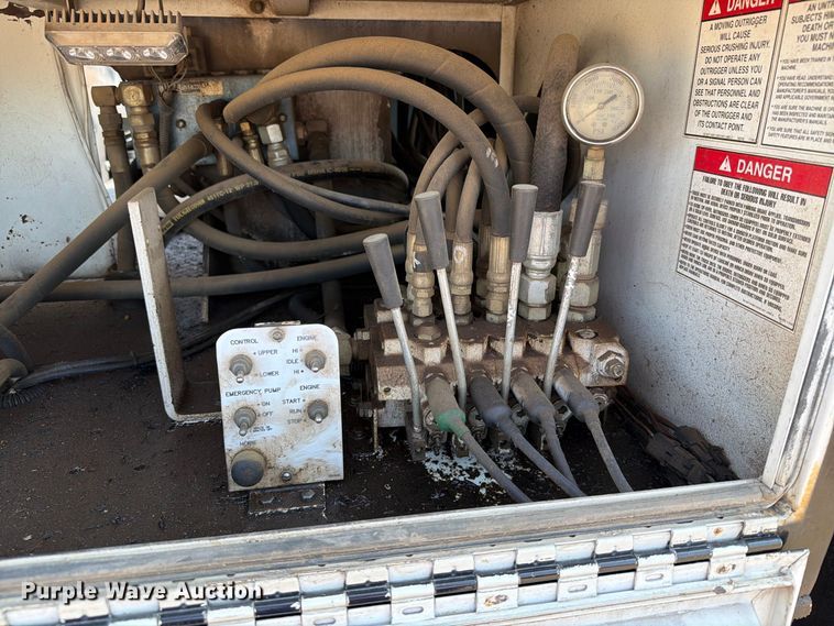 image for item EA0443 1997 Kenworth T800 bucket truck