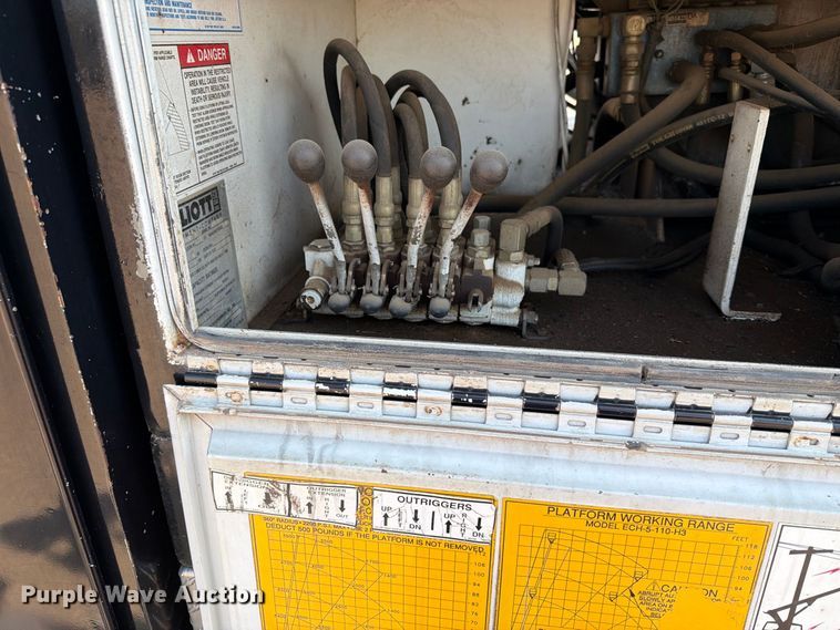 image for item EA0443 1997 Kenworth T800 bucket truck