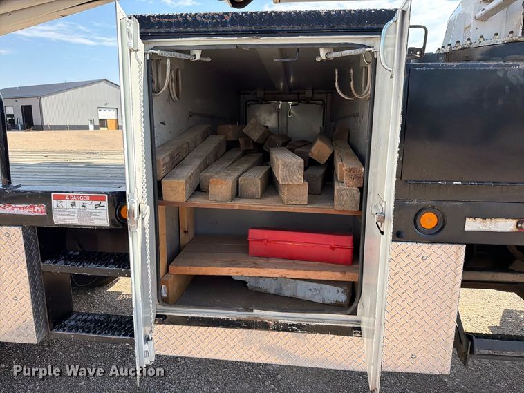 image for item EA0443 1997 Kenworth T800 bucket truck