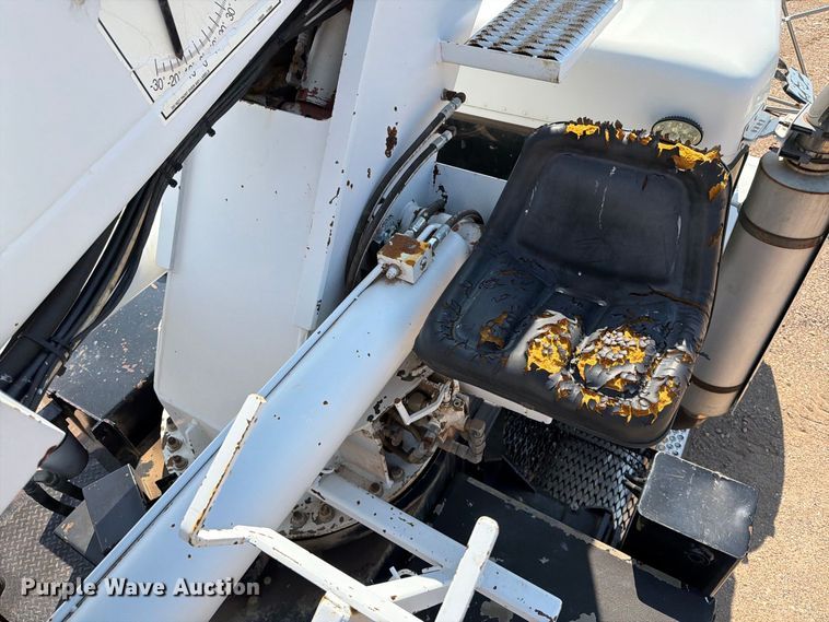 image for item EA0443 1997 Kenworth T800 bucket truck