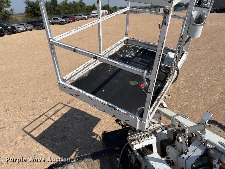 image for item EA0443 1997 Kenworth T800 bucket truck