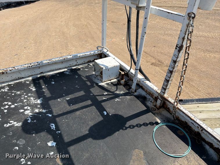 image for item EA0443 1997 Kenworth T800 bucket truck