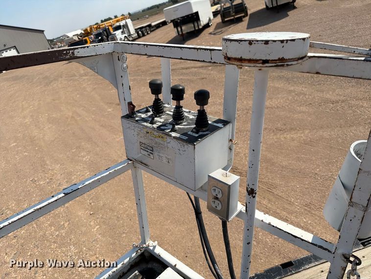 image for item EA0443 1997 Kenworth T800 bucket truck