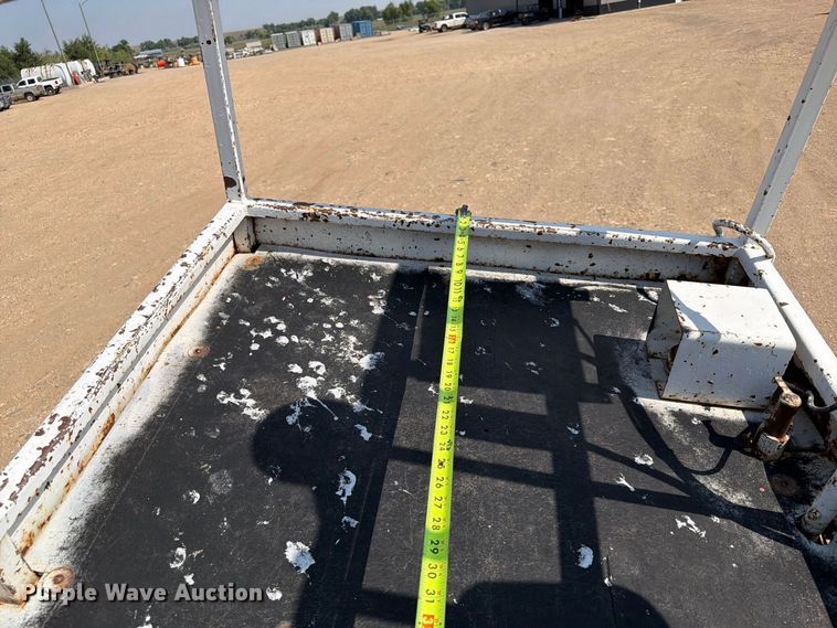 image for item EA0443 1997 Kenworth T800 bucket truck